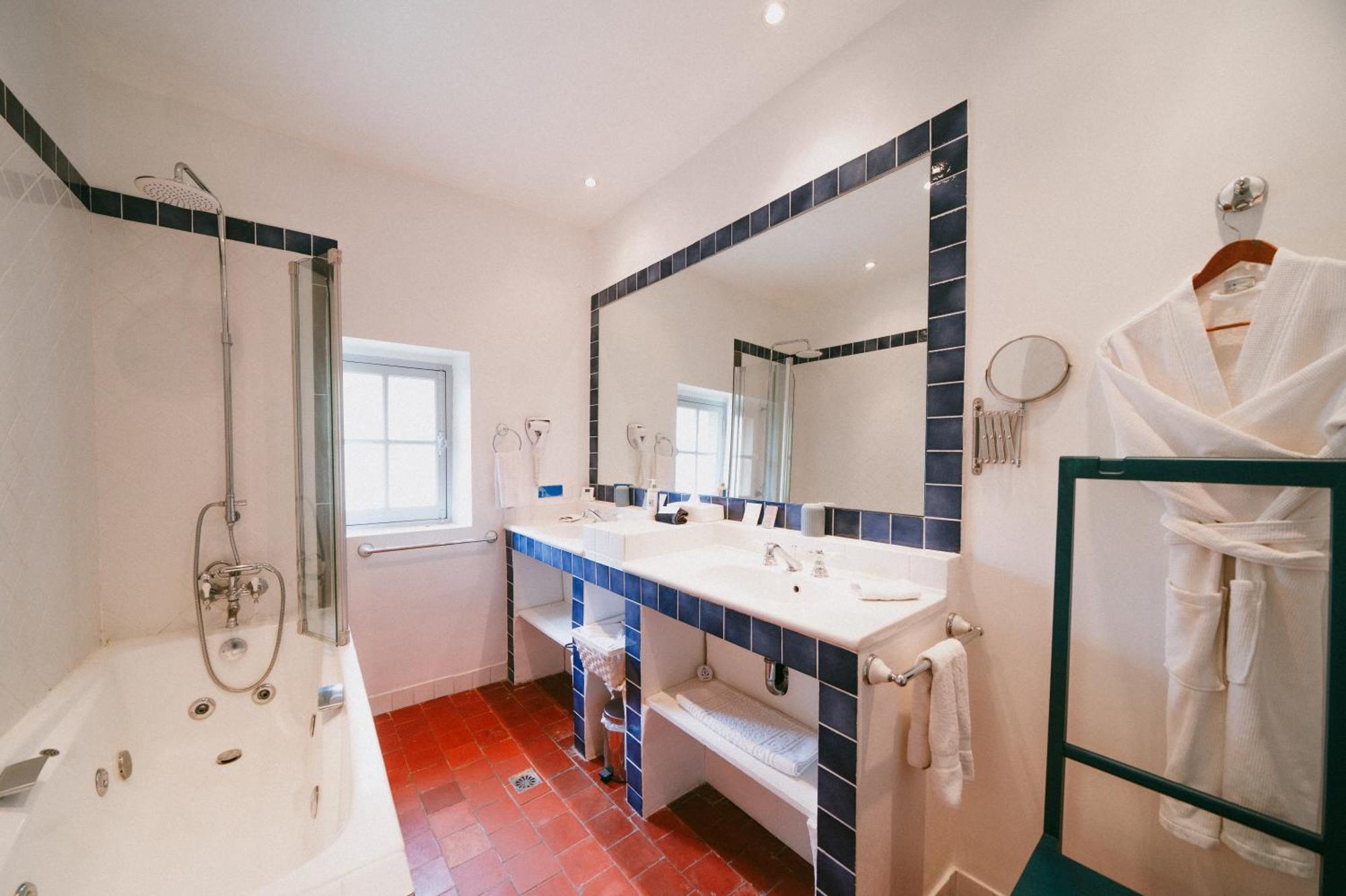 Bastide Rose Hotel Le Thor Exterior photo